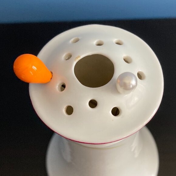 Antique Bavarian floral hat pin holder with 2 pins - Picture 4 of 6